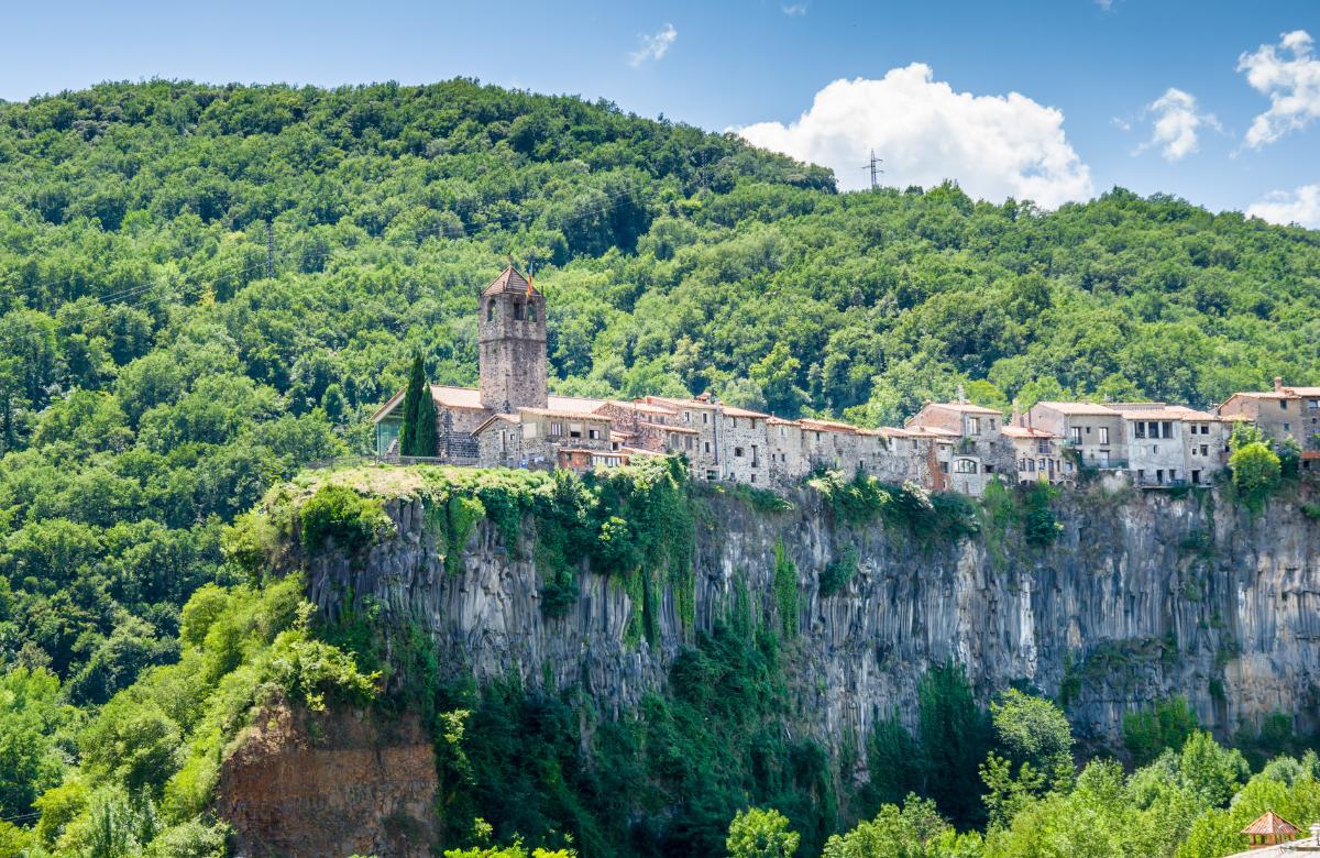 Castellfollit de la Roca , un pueblo montado sobre un acantilado Castellfollit de la Roca, Girona