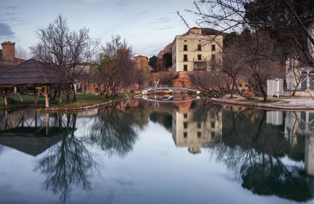 Los musulmanes bautizaron a la población "Alhama" que significa ‘fuente termal' Lago termal de Alhama de Aragón termas naturales de españa
