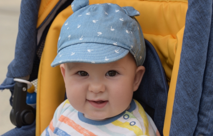 El empleo de sombreros y gorras, solo para cortos periodos de tiempo Proteger a los bebés del calor en los carritos con sombreros y gorras
