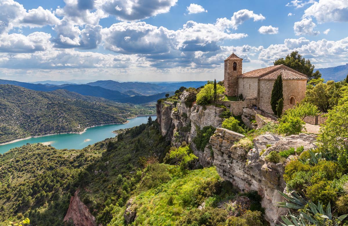 Las rutas de senderismo te llevarán a través de paisajes impresionantes en Siurana Siurana, Tarragona