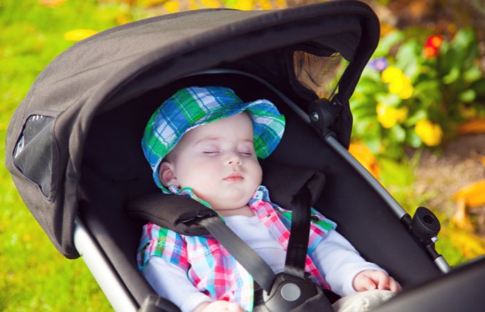 el bebé debe dormir sus siestas, aunque sea en el carrito El buen descanso del bebé en vacaciones