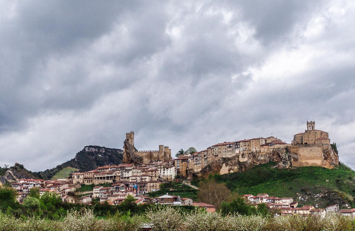 Frías es uno de los pueblos más pequeños y bonitos de España frias burgos pueblos con vista al abismo