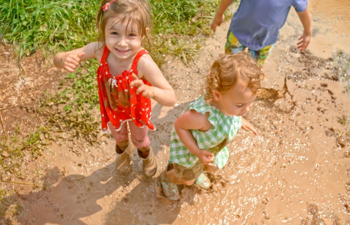 Saltar en el barro y mancharse divierte y fortalece el sistema inmunitario infantil Jugar al aire libre y disfrutar de la tierra y el barro