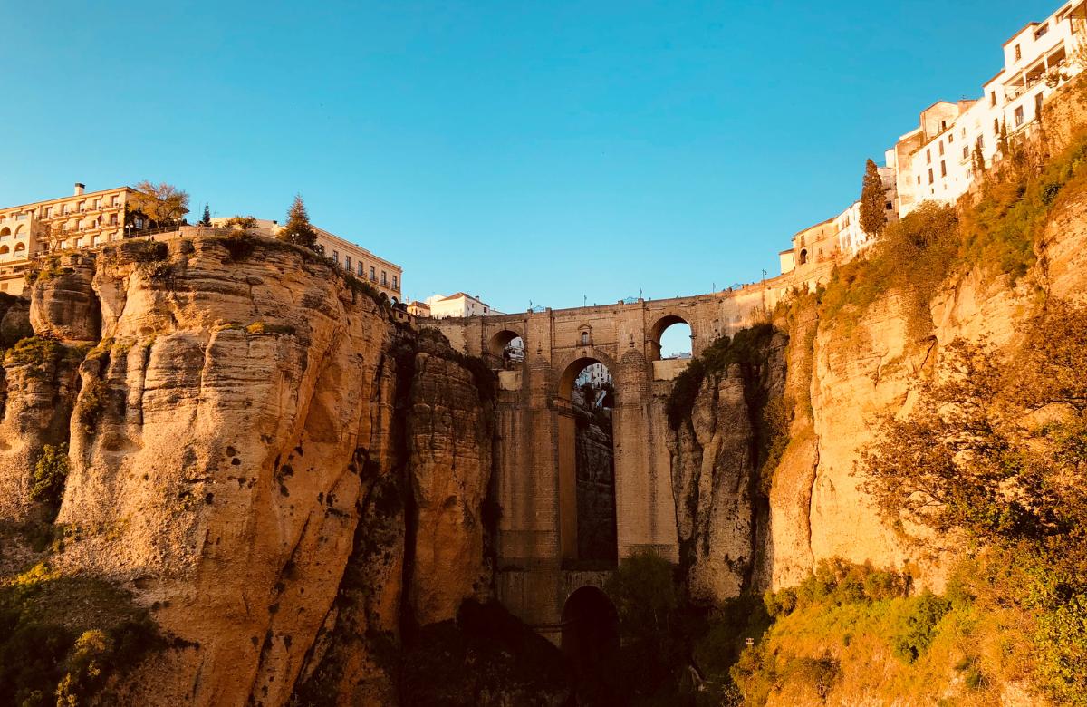 El tajo de Ronda, formado a lo largo de milenios debido a la acción erosiva del río Guadalevín El tajo de ronda