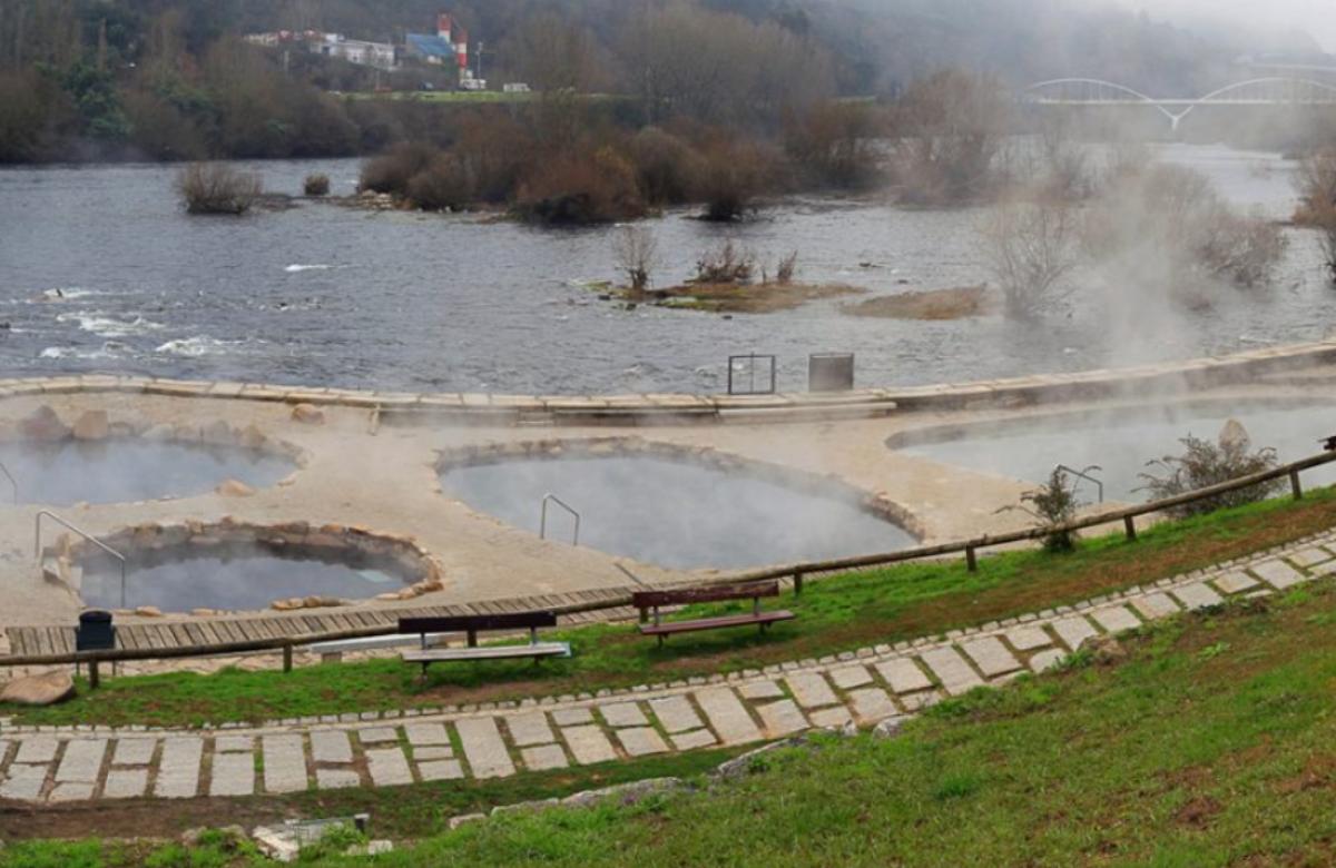 Las piscinas naturales se encuentran a medio kilómetro de las pozas de Outariz Muiño das Veigas, Ourense