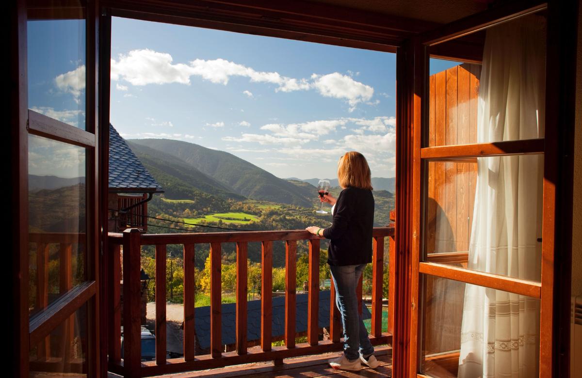 El paisaje del Valle de Siarb visto desde una habitación de Lo Paller de Cal Bosch agroturismo en cataluña donde hospedarse