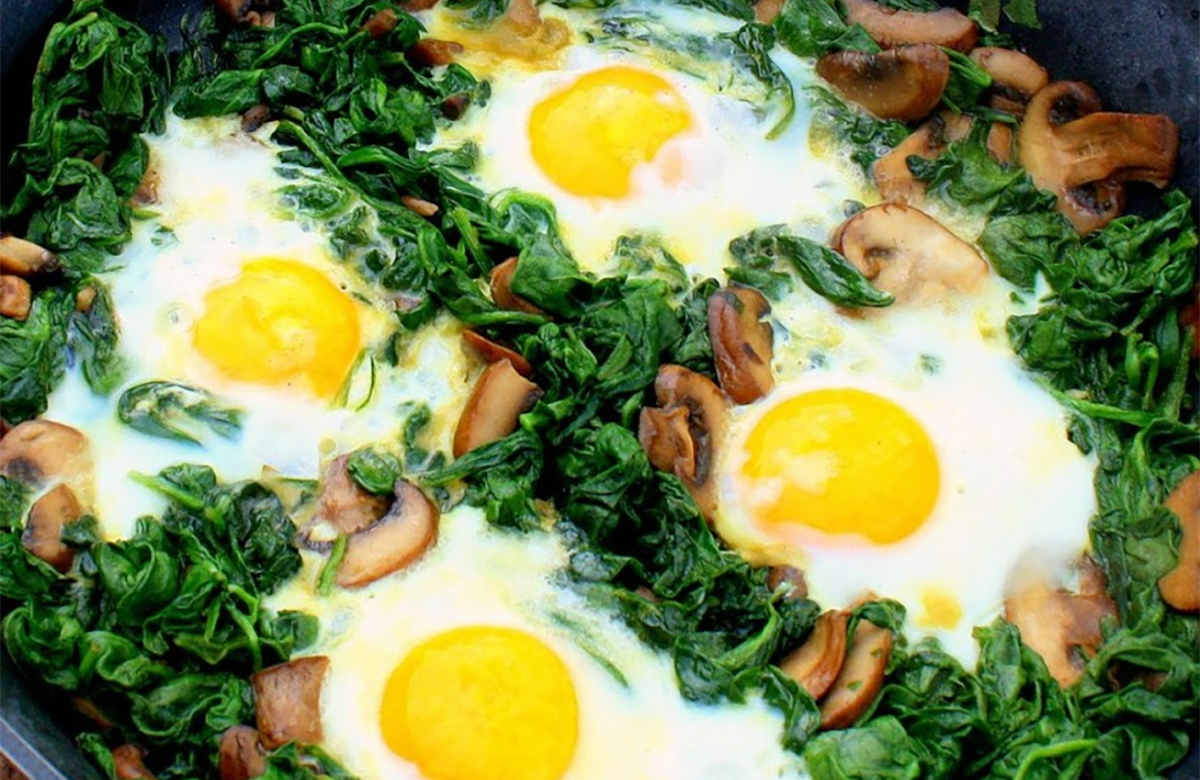 huevos escalfados con espinacas y champiñones huevos con espinacas y champiñones
