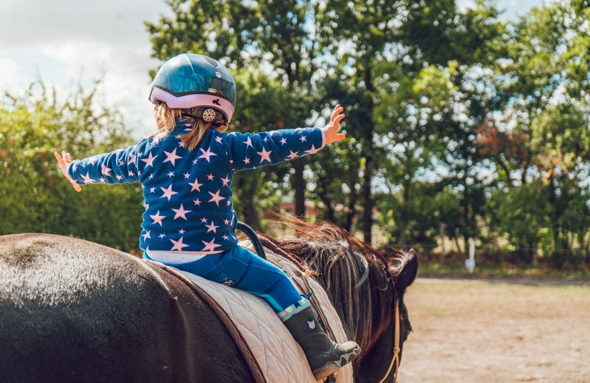 Los niños pueden aprender equitación a partir de los 6 años niña practicando equitacion