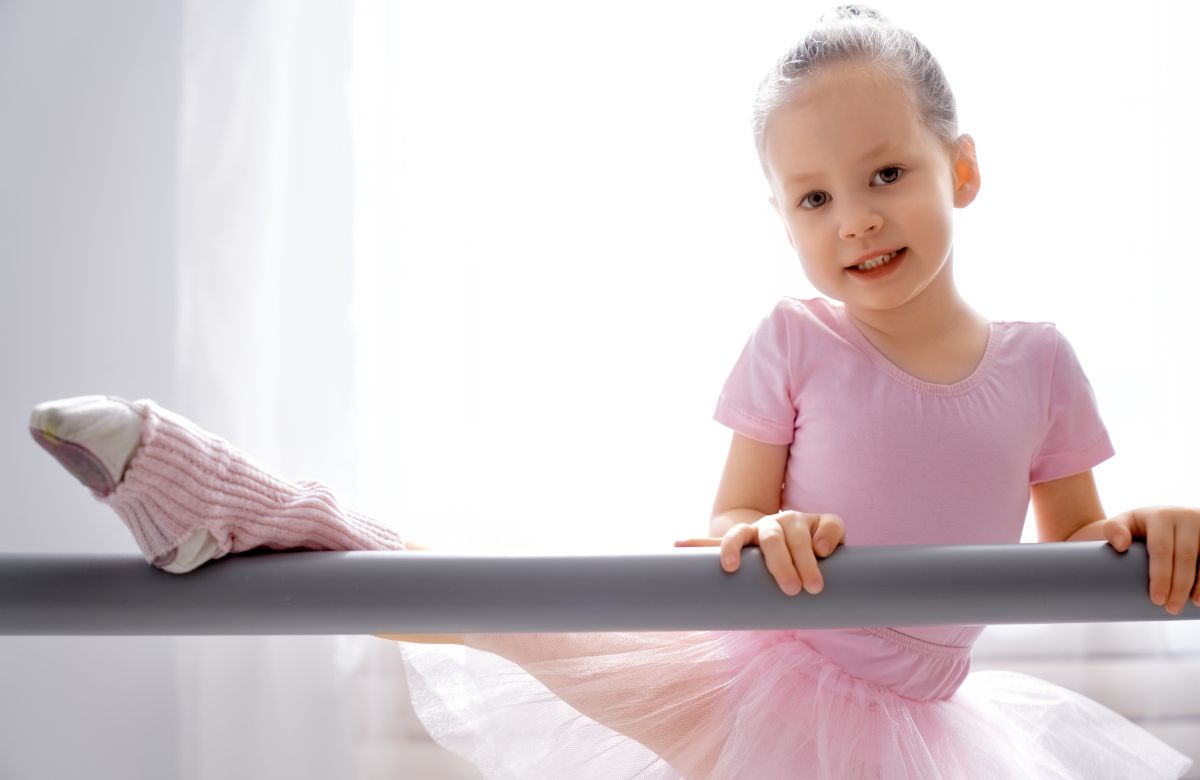 Practicar el ballet desde pequeños tiene grandes beneficios, entre ellos una mayor flexibilidad El ballet mejora la flexibilidad