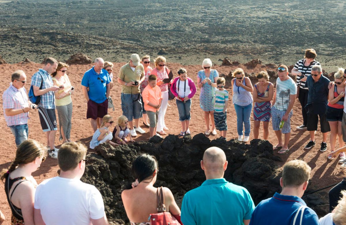 cráter en el imanfaya Experiencias imprescindibles de Lanzarote. Timafaya