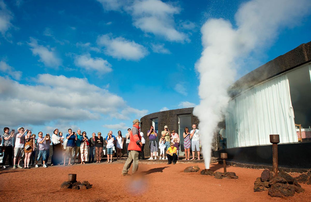 Restaurante El Diablo Experiencias imprescindibles de Lanzarote, como el restaurante en el volcán