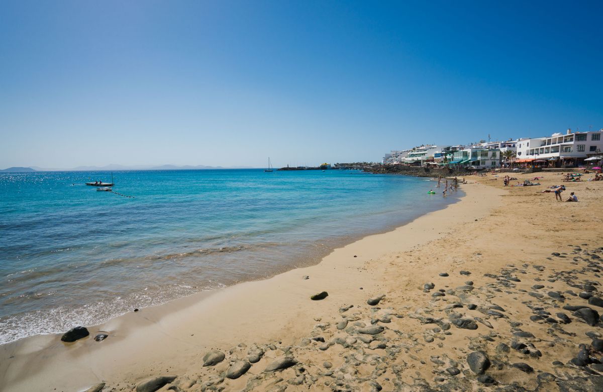 las aguas tranquilas de playa Blanca, en Yaiza playa Blanca