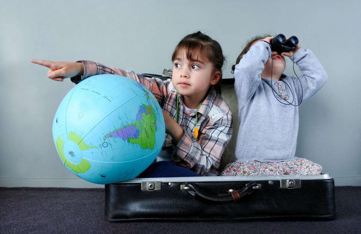 vivir experiencias en el extranjero es positivo para los niños niños viajando al extranjero