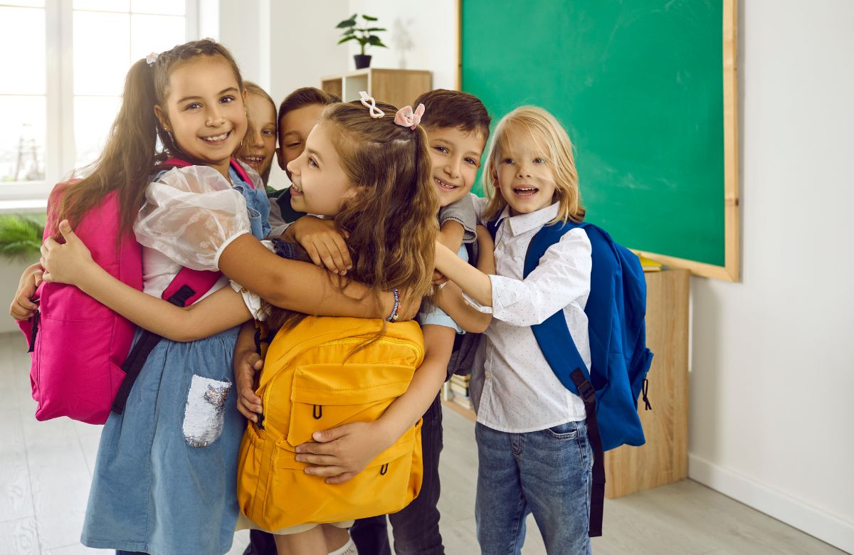 reencuentro feliz entre compañeros de clase Preguntas sobre la vuelta al cole: la emoción del reencuentro