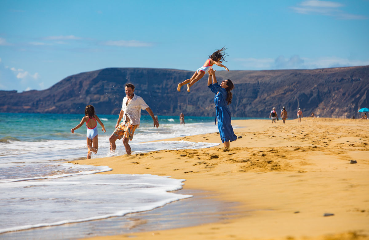 Juegos en familia en la arena de la playa de Porto Santo Playa de Porto Santo