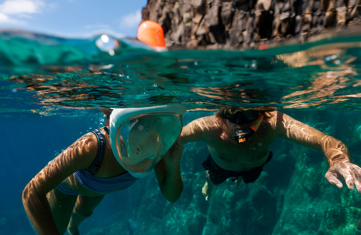 los niños se divierten haciendo snorkel en aguas atlánticas Snorkel en Madeira