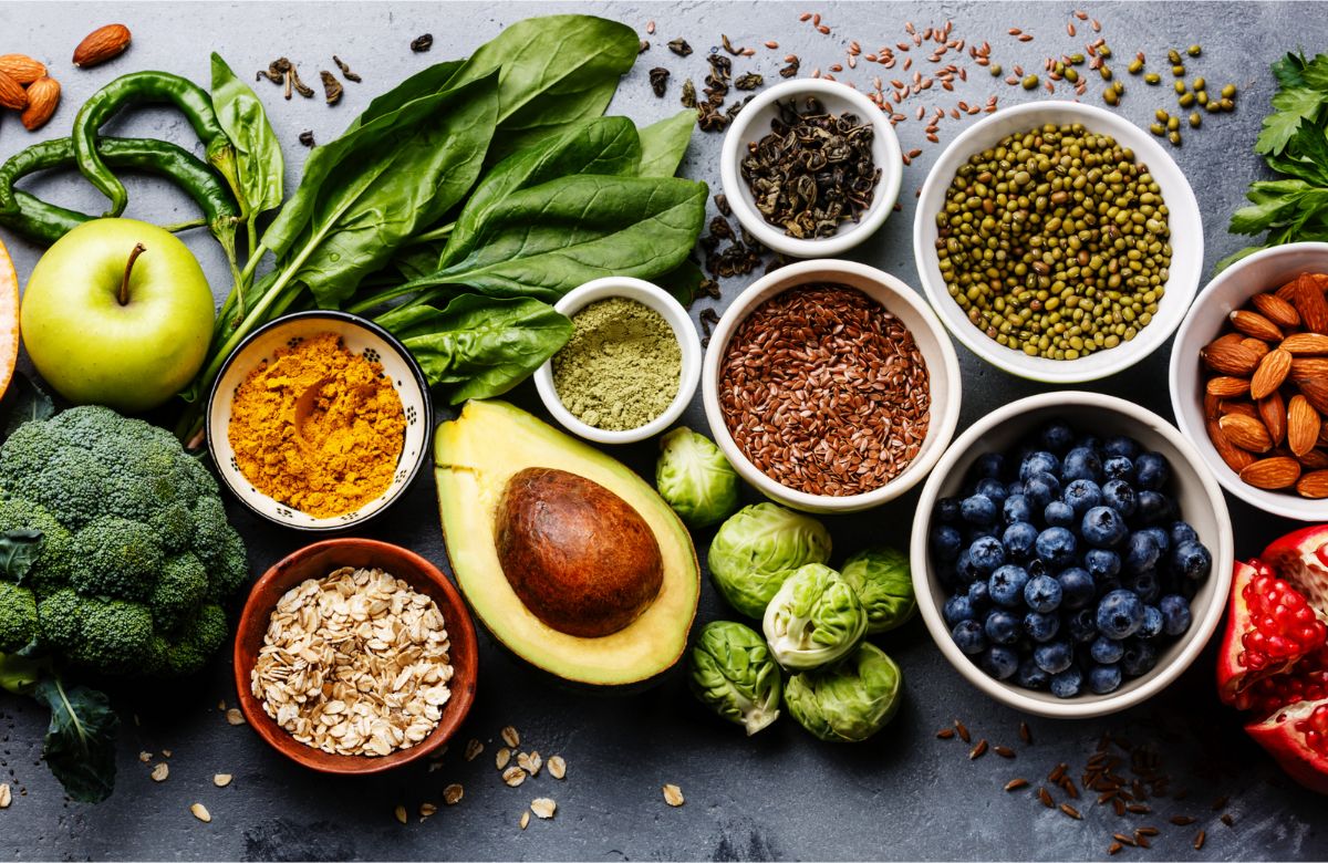 Frutas y verduras frescas, semillas, cereales como la avena, frutos secos, grandes aliados contra la inflamación Alimentos que ayudan a reducir la inflamación: frutas y verduras, semillas